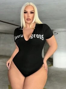 SHEIN SXY 大碼女士哥德字體印花v領短袖連體衣,柔軟親膚面料製成 - 黑色 - 查看 7