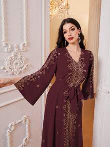 Al Najma 勃艮第红色几何印花 V 领束腰连衣裙，端庄 - 酒紅色 - 查看 6