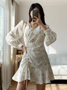 DAZY Robe décontractée à col en V à cordon de serrage, ourlet à volants, robe d'été à fleurs ditsy, robe d'automne