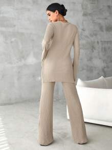 RueChic Camiseta con bajo partido y pantalones con pierna acampanada