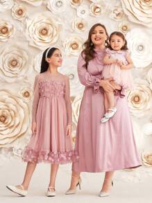 SHEIN 青少女漂亮的圓領泡泡袖長袖中長款3d花瓣裙 - 粉色 - 查看 7