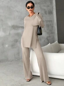 RueChic Camiseta con bajo partido y pantalones con pierna acampanada