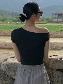 DAZY Camiseta Corta Con Escote Asimétrico De Color Liso Para Mujer - Negro - Ver 2