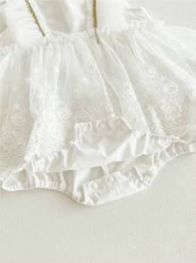 Monos Para Bebé Con Encaje Blanco Y Cintura Abrochada