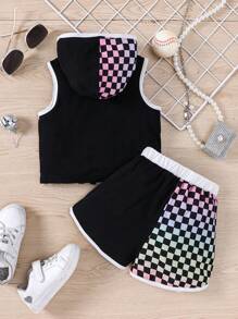 女童春夏连帽上衣短裤套装，饰有肖像和字母印花细节，拼接棋盘格设计，适合学校、校园、大学穿着。