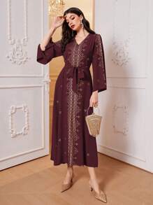 Al Najma 勃艮第红色几何印花 V 领束腰连衣裙，端庄 - 酒紅色 - 查看 1