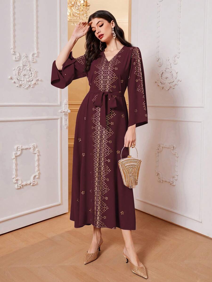 Al Najma 勃艮第红色几何印花 V 领束腰连衣裙，端庄 - 酒紅色 - 查看 1