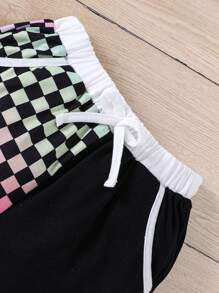 女童春夏连帽上衣短裤套装，饰有肖像和字母印花细节，拼接棋盘格设计，适合学校、校园、大学穿着。