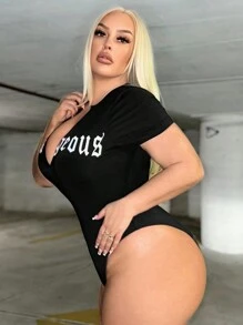 SHEIN SXY 大碼女士哥德字體印花v領短袖連體衣,柔軟親膚面料製成 - 黑色 - 查看 1