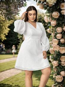 SHEIN Essnce Vestido Blanco De Talla Grande De Mujer Para Verano, Boda, Vacaciones, Con Cuello En V Profundo De Manga Larga Y Cintura Alta - Blanco - Ver 1