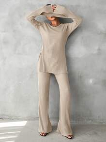 RueChic Camiseta con bajo partido y pantalones con pierna acampanada
