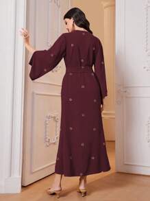 Al Najma 勃艮第红色几何印花 V 领束腰连衣裙，端庄 - 酒紅色 - 查看 2