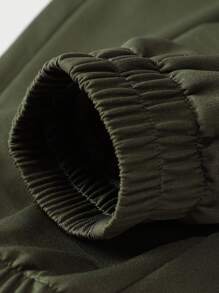 Pantalones de chándal de moda para hombres nuevos, con diseño personalizado de letras impresas, múltiples bolsillos y cintura con cordón para la primavera y el otoño - Verde militar - Ver 5