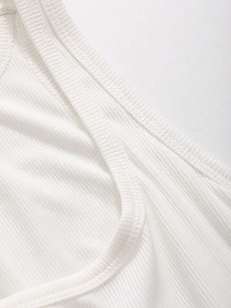 Top Tank estilo Crop Top, cor sólida, textura em canelado e ajuste justo para o verão com decote redondo.