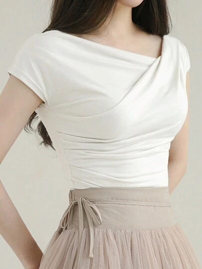 DAZY Camiseta de manga corta con cuello asimétrico plisado, ajuste ceñido y unicolor, estilo preppy