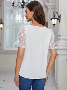 SHEIN Clasi Camisa feminina com gola assimétrica, manga curta e inserções em tela - Branco - Visão 3