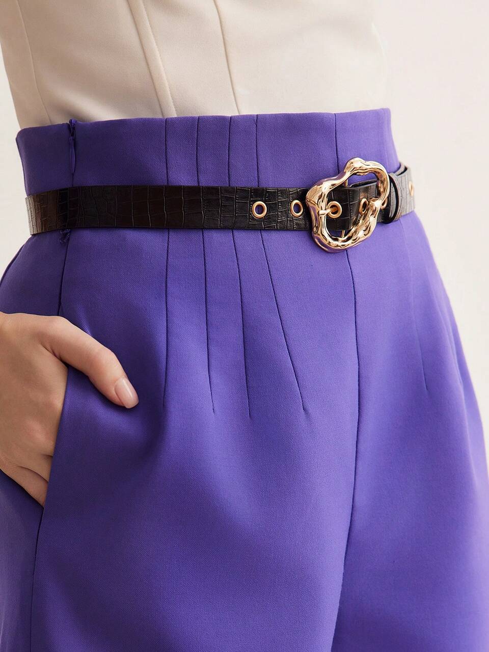 SOLID SLANT POCKET BELTED SHORTS