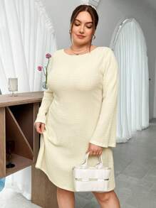 SHEIN Essnce 大碼優雅的圓領鈴袖性感開背紋理面料休閒連衣裙 - 杏色 - 查看 4