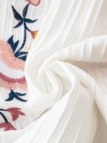 SHEIN Clasi 大尺碼花卉刺繡系帶前扣襯衫 - 白色 - 查看 5