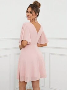 SHEIN Belle 女款純色 V 領荷葉袖連身裙 - 粉色 - 查看 2