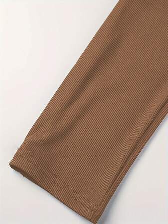 Damklänning med figurnära stickning, kan bäras som lager-på-lager eller ytterplagg, set för vår/sommar-träning