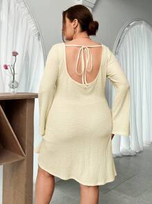 SHEIN Essnce 大碼優雅的圓領鈴袖性感開背紋理面料休閒連衣裙 - 杏色 - 查看 2