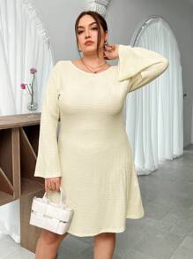 SHEIN Essnce 大碼優雅的圓領鈴袖性感開背紋理面料休閒連衣裙 - 杏色 - 查看 5