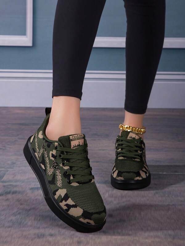 أحذية رياضية كاجوال خفيفة الوزن متعددة الاستخدامات، شبكة تنفس، أحذية رياضية نسائية بنقش الكامو مع ربطة