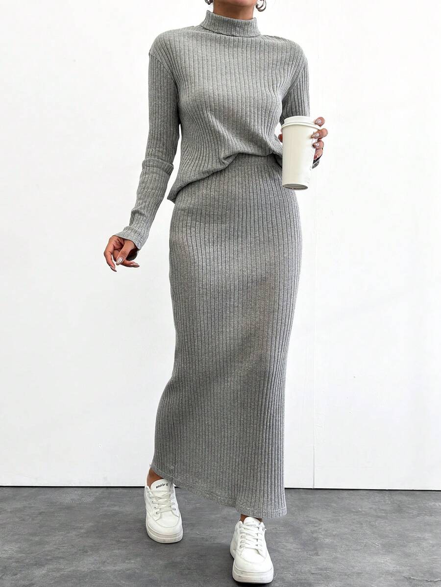 SHEIN Cottnline طقم مكون من قطعتين من تي شيرت وتنورة بأكمام طويلة ورقبة عالية وأكتاف منسدلة للسيدات - رمادي فاتح - مشاهدة 1