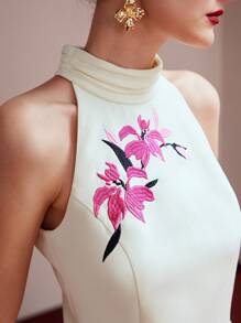 MOTF PREMIUM 刺繡花卉紋路圓領收褶洋裝 - 白色 - 查看 3