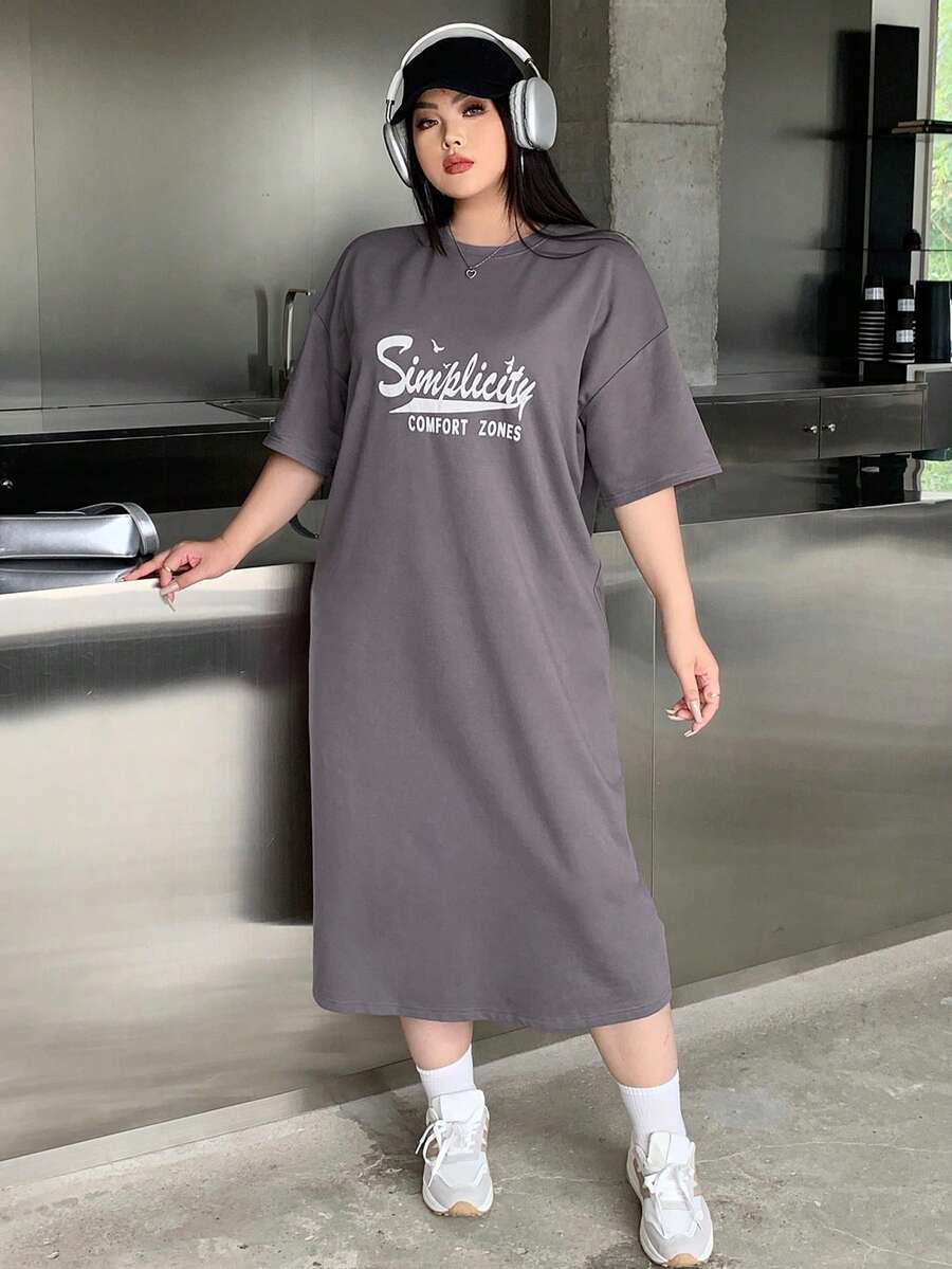 Dazy Petite Plus Kích thước lớn Lá thư In Thả vai Đầm - Xám - Xem 1