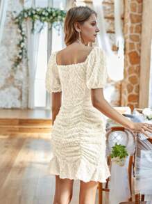 Aveloria فستان برقبة حبيبة وقصة مفرغة باللون الصلب مع حاشية بطيات