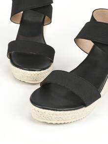 时尚女士凉鞋，采用绑带设计，青铜色带扣和复古编织绳，轻质坡跟和厚黑色鞋底 - 黑色 - 查看 2