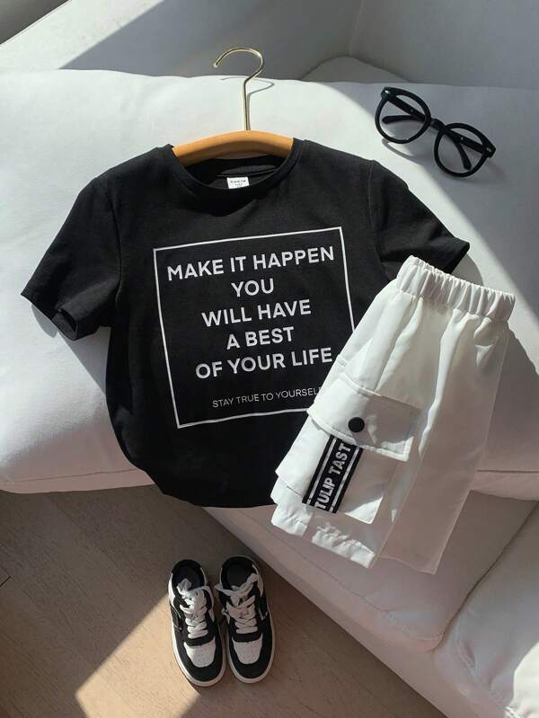 SHEIN Leap Crew 2入組年輕男孩街頭風格標語印花圓領t恤,帶3d口袋和編織緞帶細節,並搭配彩塊四鈕短褲