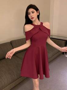 DAZY Đầm dạ hội màu trơn hở vai cổ bẻ bó eo - Màu Đỏ Sâu - Xem 4