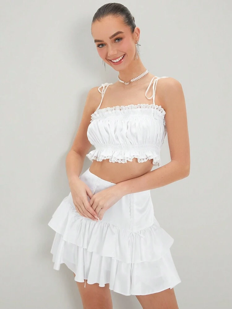 Damen-set Aus Einfarbigem Camisole-oberteil Mit Spitzenbesatz Und Rock Mit Rüschensaum