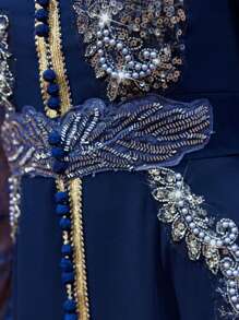 Al Najma 女式蕾絲露肩長袖阿拉伯傳統連身裙，配編織腰帶 - 藏蓝色 - 查看 10