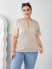 SHEIN Essnce 女士紋理面料加大碼短袖t卹,v領線條設計配空心剪裁 - 杏色 - 查看 4