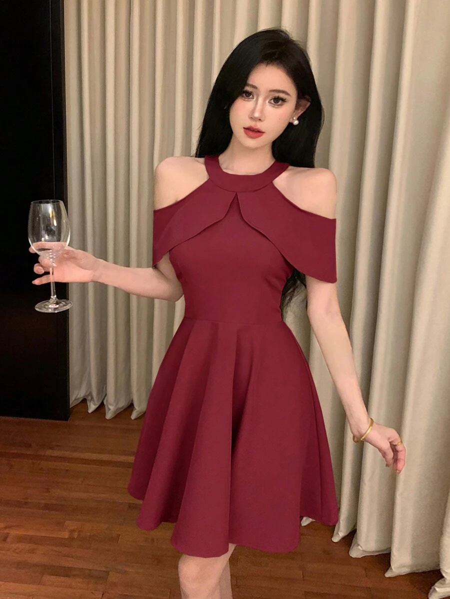 DAZY Đầm dạ hội màu trơn hở vai cổ bẻ bó eo - Màu Đỏ Sâu - Xem 1