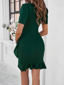 Vestido corto de verano de manga corta con volantes en el bajo, de unicolor y ajustado, minimalista - Verde Oscuro - Ver 2