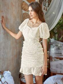 Aveloria فستان برقبة حبيبة وقصة مفرغة باللون الصلب مع حاشية بطيات