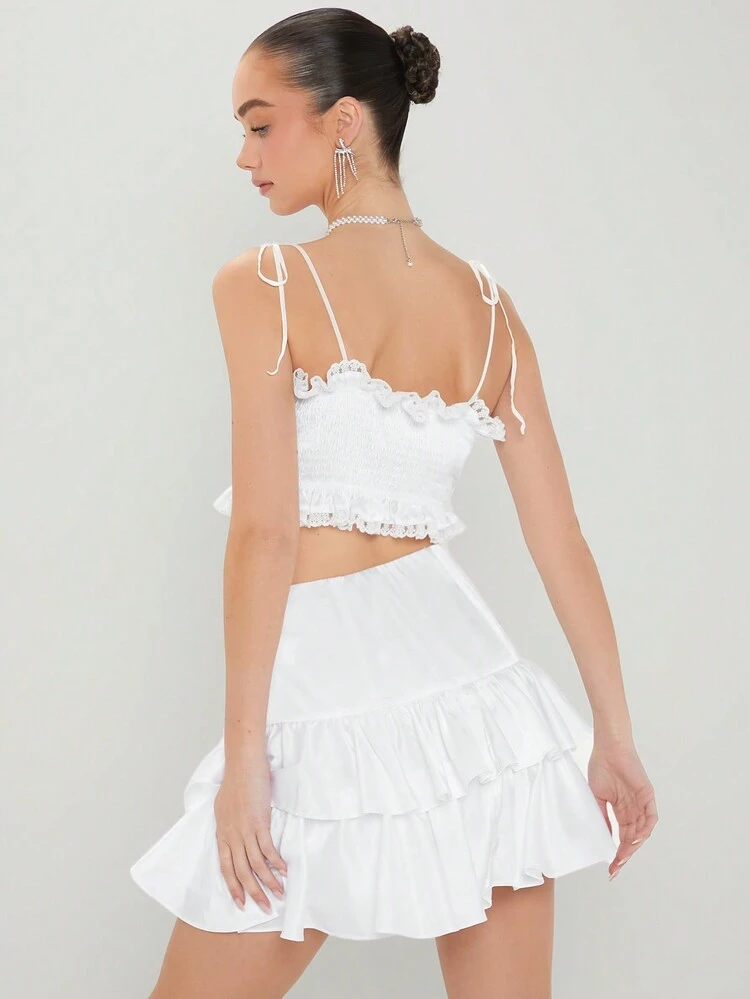 Damen-set Aus Einfarbigem Camisole-oberteil Mit Spitzenbesatz Und Rock Mit Rüschensaum