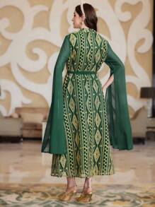 Layrah 全印花几何刺绣斗篷袖腰带长袍连衣裙，带缺口领口，优雅奢华晚会风格 - 綠色 - 查看 2