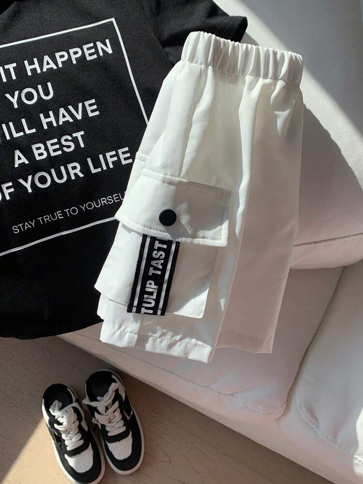 SHEIN Leap Crew 2入組年輕男孩街頭風格標語印花圓領t恤,帶3d口袋和編織緞帶細節,並搭配彩塊四鈕短褲 - 黑與白 - 查看 3