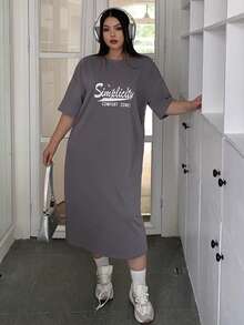 Dazy Petite Plus Kích thước lớn Lá thư In Thả vai Đầm - Xám - Xem 4