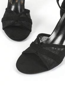 Sandálias femininas pretas de renda com salto grosso vazado, perfeitas para looks de primavera/verão. - Preto - Ver 5