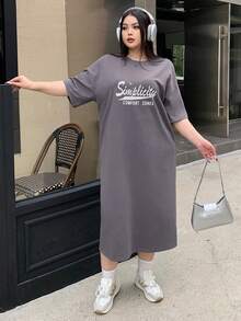 Dazy Petite Plus Kích thước lớn Lá thư In Thả vai Đầm - Xám - Xem 8