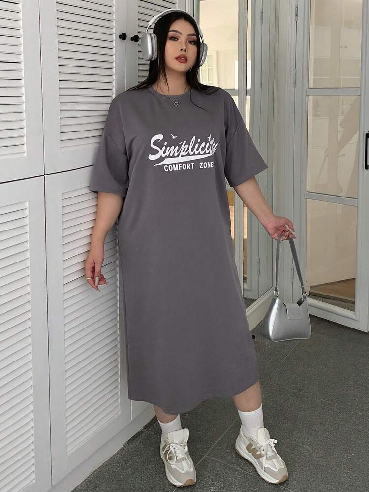 Dazy Petite Plus Vestido Con Hombros Caídos Con Estampado De Letras De Talla Grande - Gris - Añade 6