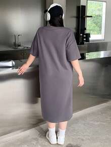 Dazy Petite Plus Kích thước lớn Lá thư In Thả vai Đầm - Xám - Xem 2