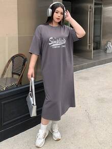 Dazy Petite Plus Kích thước lớn Lá thư In Thả vai Đầm - Xám - Xem 7